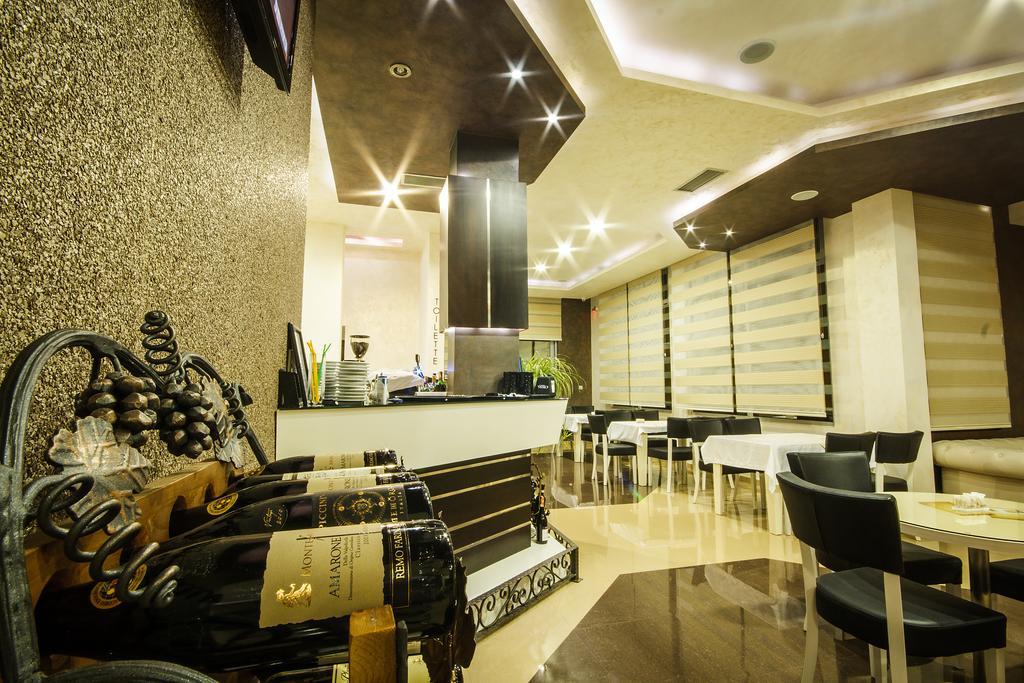 Hotel Oasis ポドゴリツァ エクステリア 写真