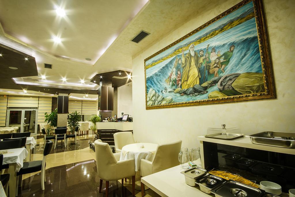 Hotel Oasis ポドゴリツァ エクステリア 写真