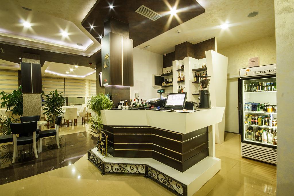 Hotel Oasis ポドゴリツァ エクステリア 写真