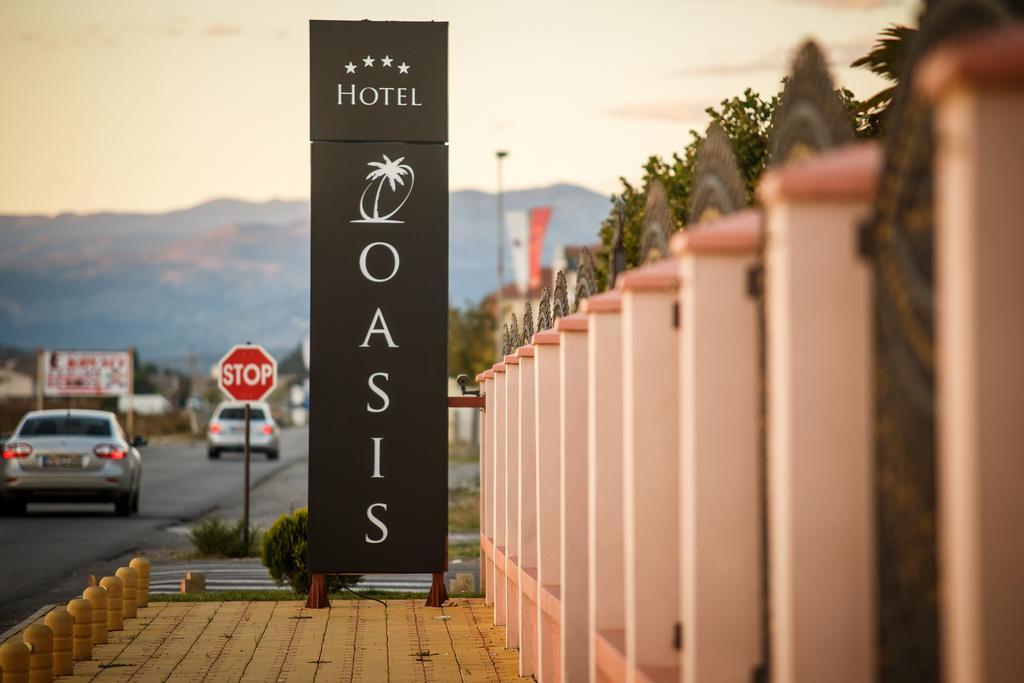 Hotel Oasis ポドゴリツァ エクステリア 写真