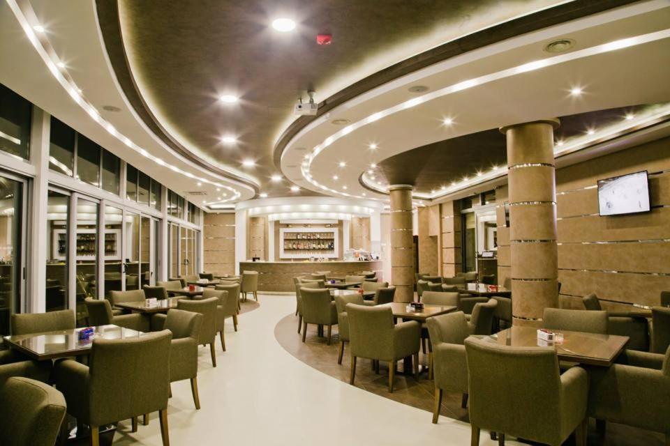 Hotel Oasis ポドゴリツァ エクステリア 写真