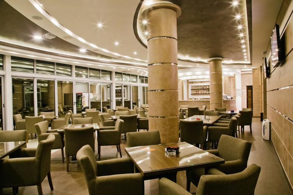 Hotel Oasis ポドゴリツァ エクステリア 写真