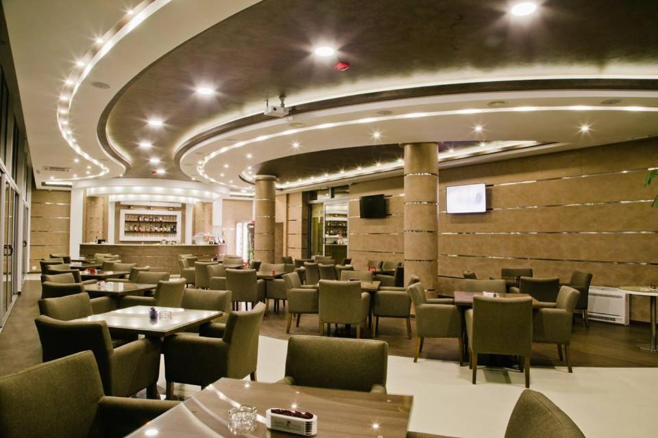 Hotel Oasis ポドゴリツァ エクステリア 写真