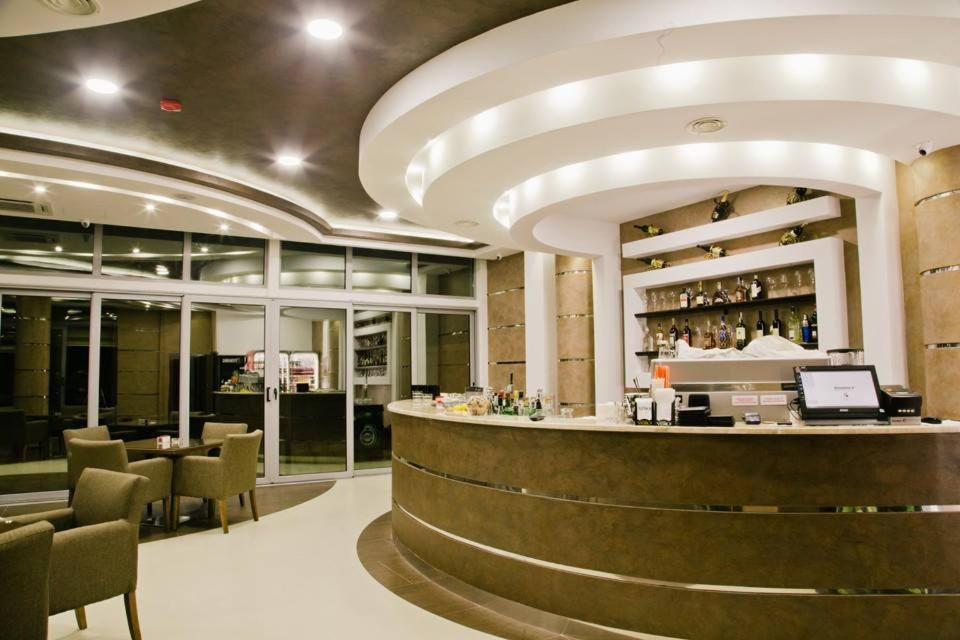 Hotel Oasis ポドゴリツァ エクステリア 写真