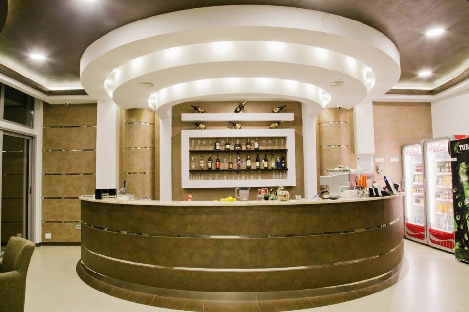 Hotel Oasis ポドゴリツァ エクステリア 写真