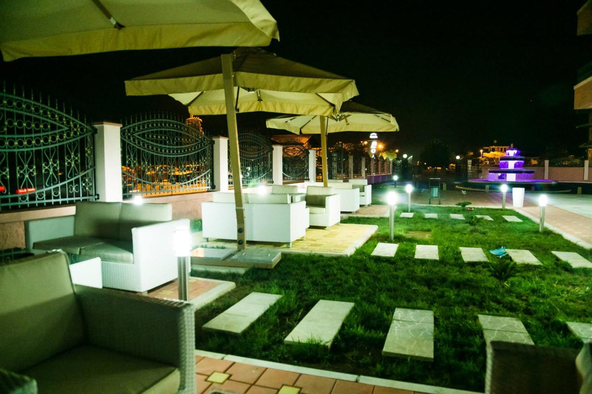 Hotel Oasis ポドゴリツァ エクステリア 写真