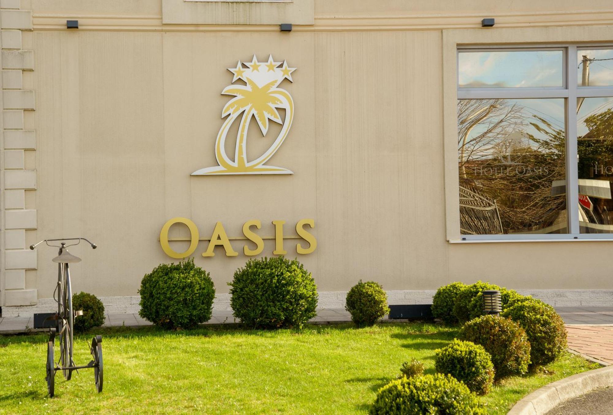 Hotel Oasis ポドゴリツァ エクステリア 写真