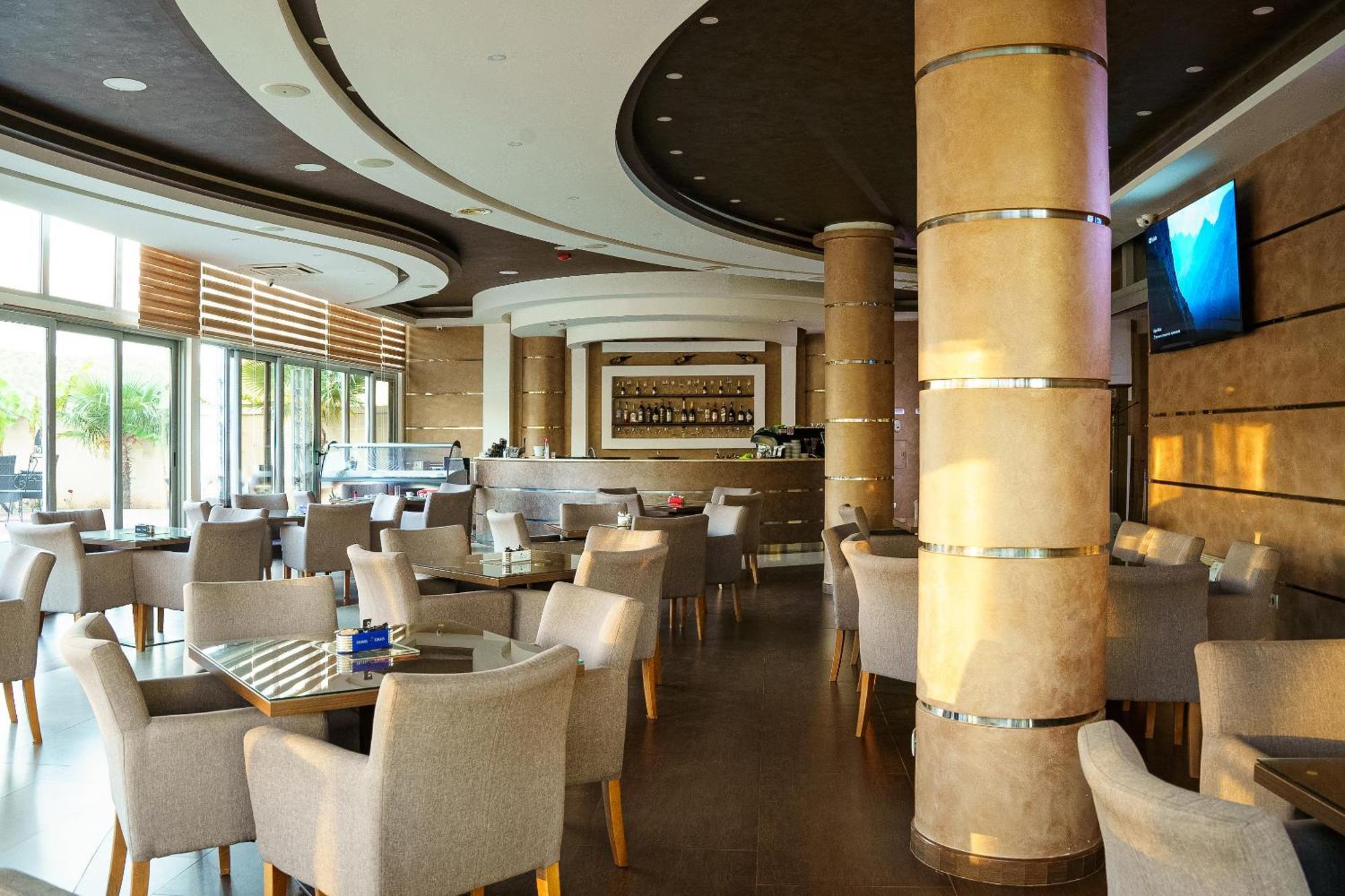 Hotel Oasis ポドゴリツァ エクステリア 写真