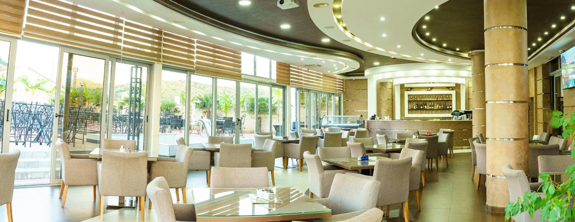 Hotel Oasis ポドゴリツァ エクステリア 写真