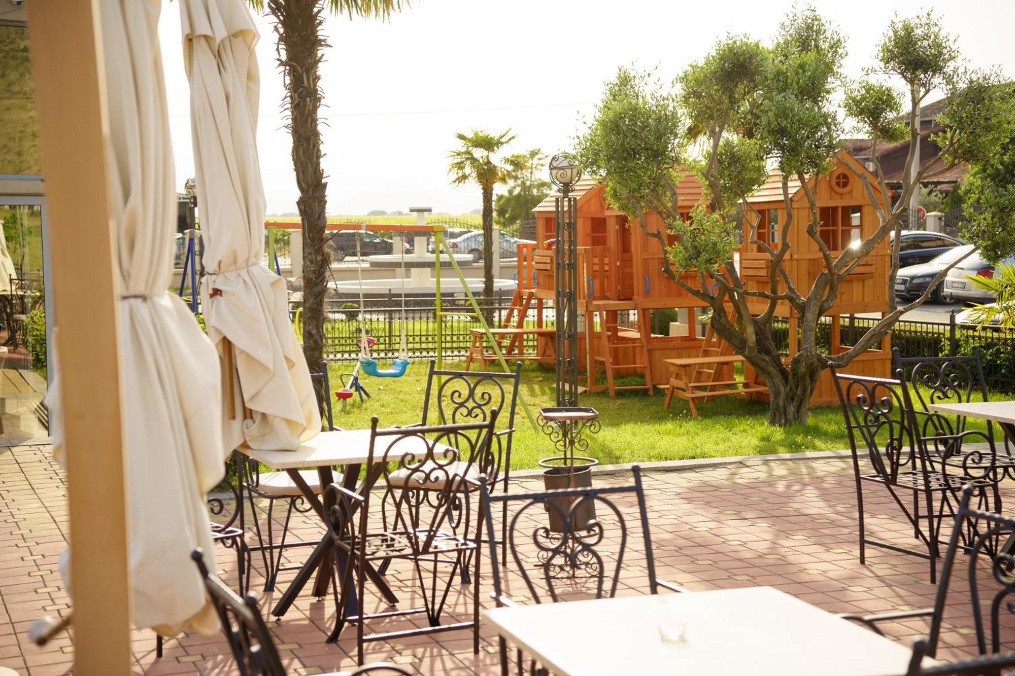 Hotel Oasis ポドゴリツァ エクステリア 写真