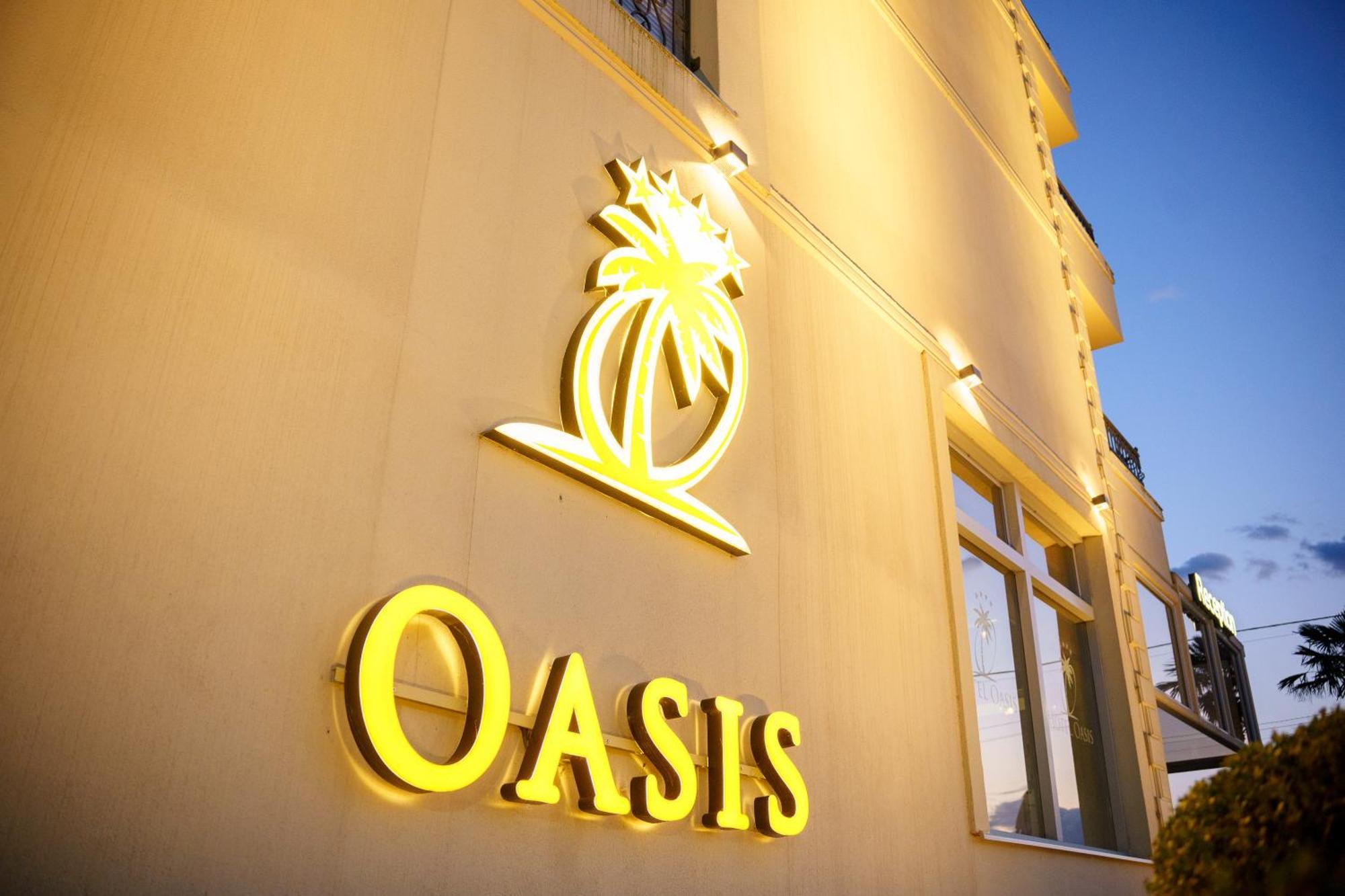Hotel Oasis ポドゴリツァ エクステリア 写真