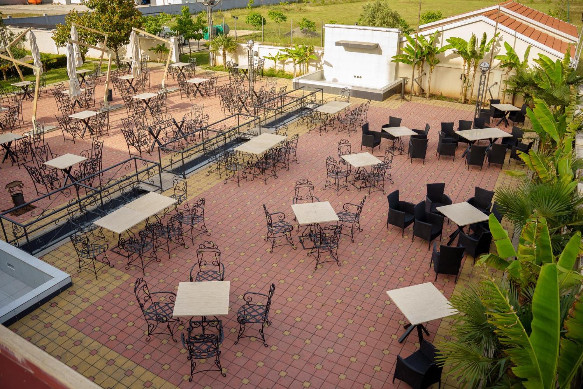 Hotel Oasis ポドゴリツァ エクステリア 写真