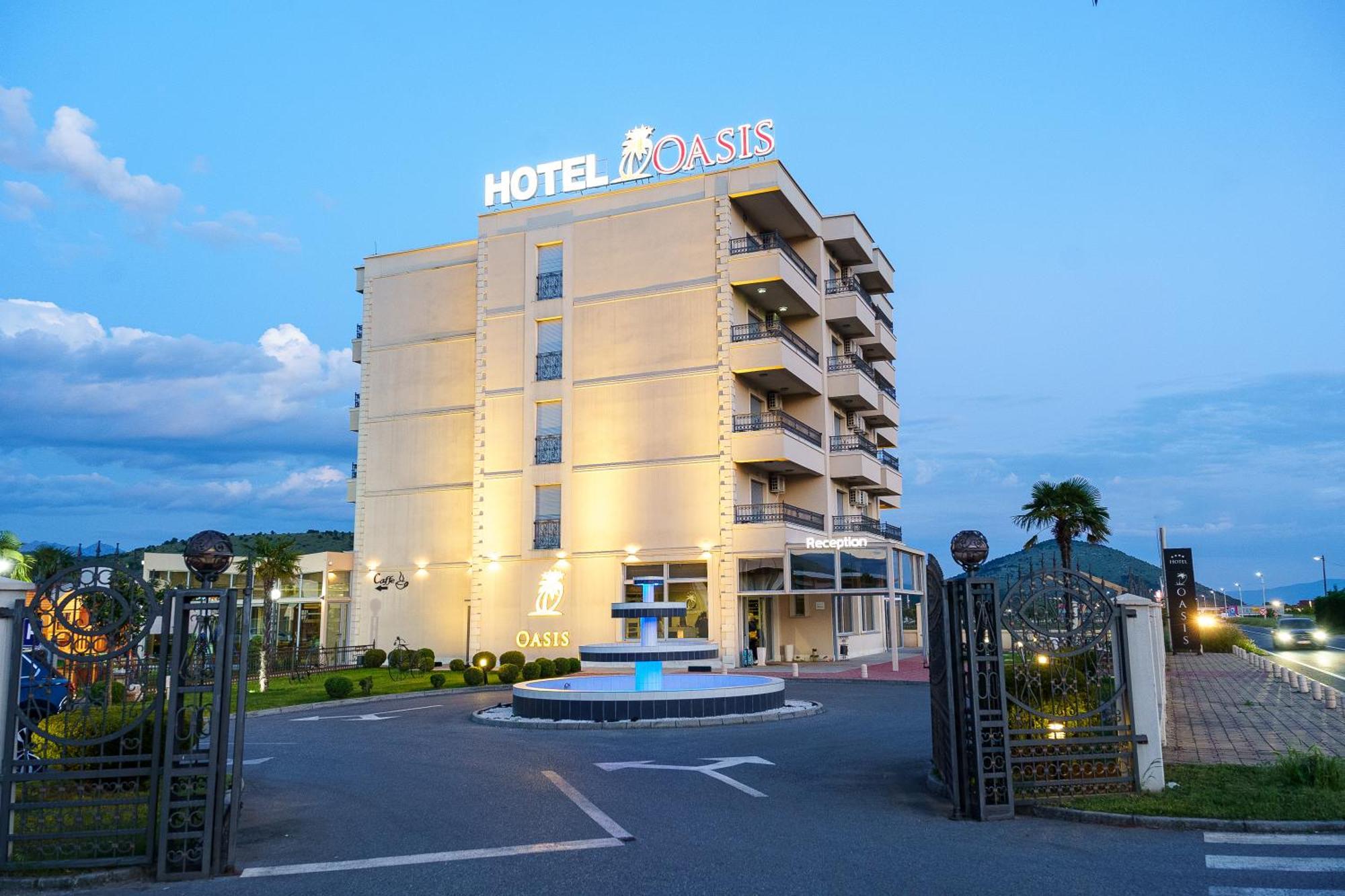 Hotel Oasis ポドゴリツァ エクステリア 写真