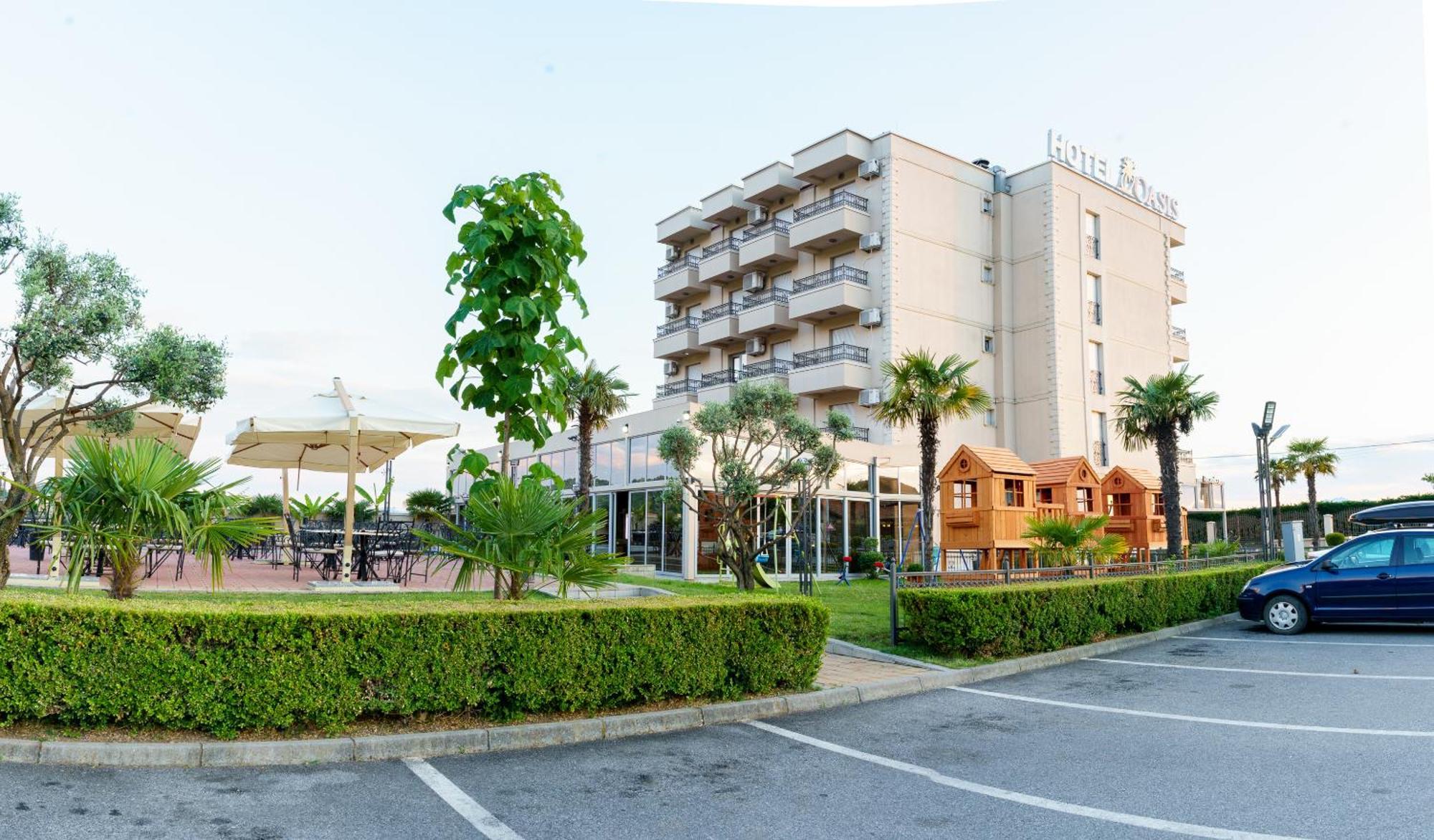Hotel Oasis ポドゴリツァ エクステリア 写真