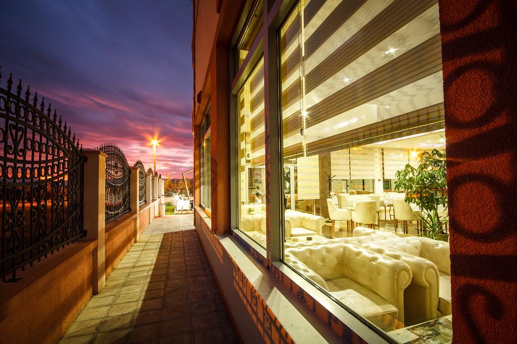 Hotel Oasis ポドゴリツァ エクステリア 写真