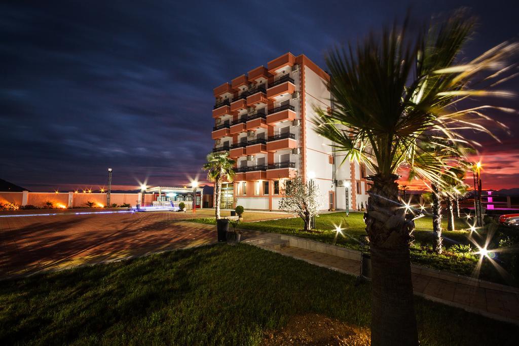Hotel Oasis ポドゴリツァ エクステリア 写真
