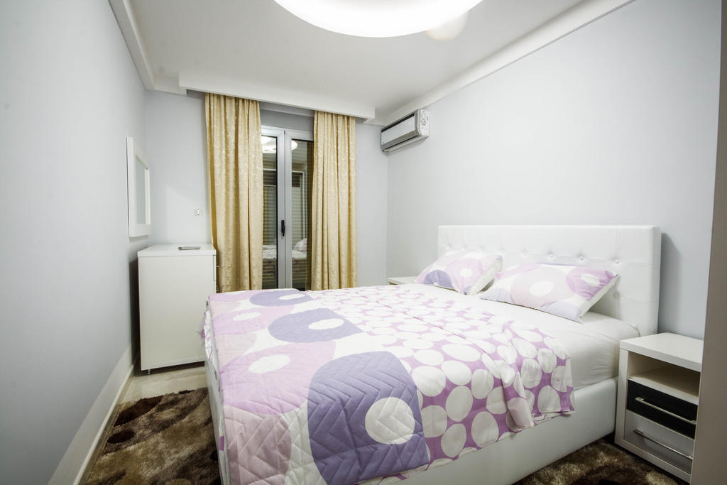 Hotel Oasis ポドゴリツァ エクステリア 写真