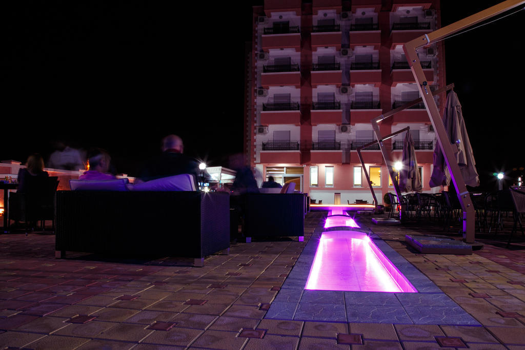 Hotel Oasis ポドゴリツァ エクステリア 写真