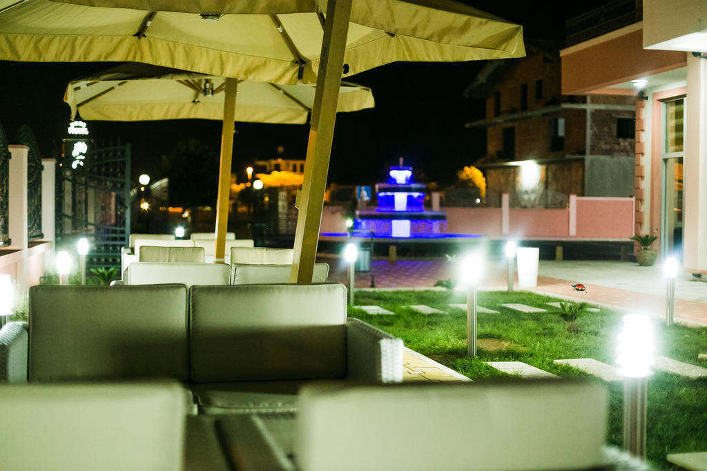 Hotel Oasis ポドゴリツァ エクステリア 写真