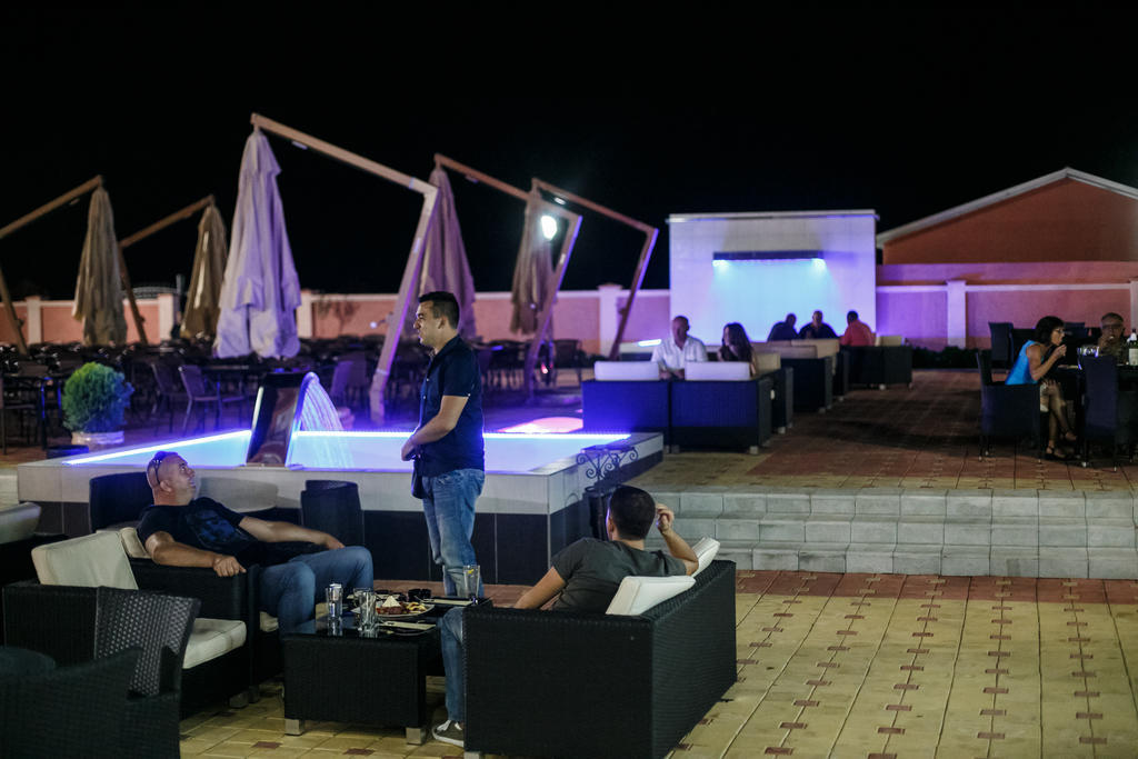Hotel Oasis ポドゴリツァ エクステリア 写真