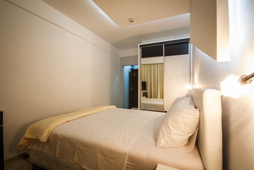 Hotel Oasis ポドゴリツァ エクステリア 写真
