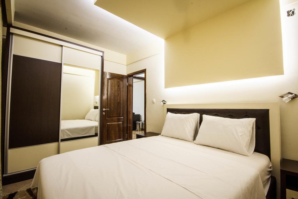 Hotel Oasis ポドゴリツァ エクステリア 写真